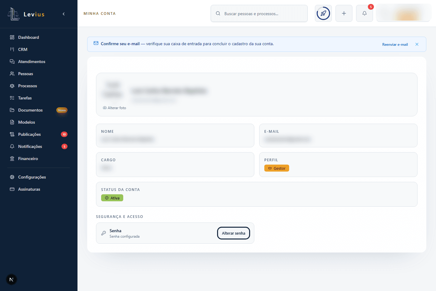 Captura sanitizada de Minha conta com nome, e-mail, cargo e foto borrados; a ação Alterar senha está destacada.