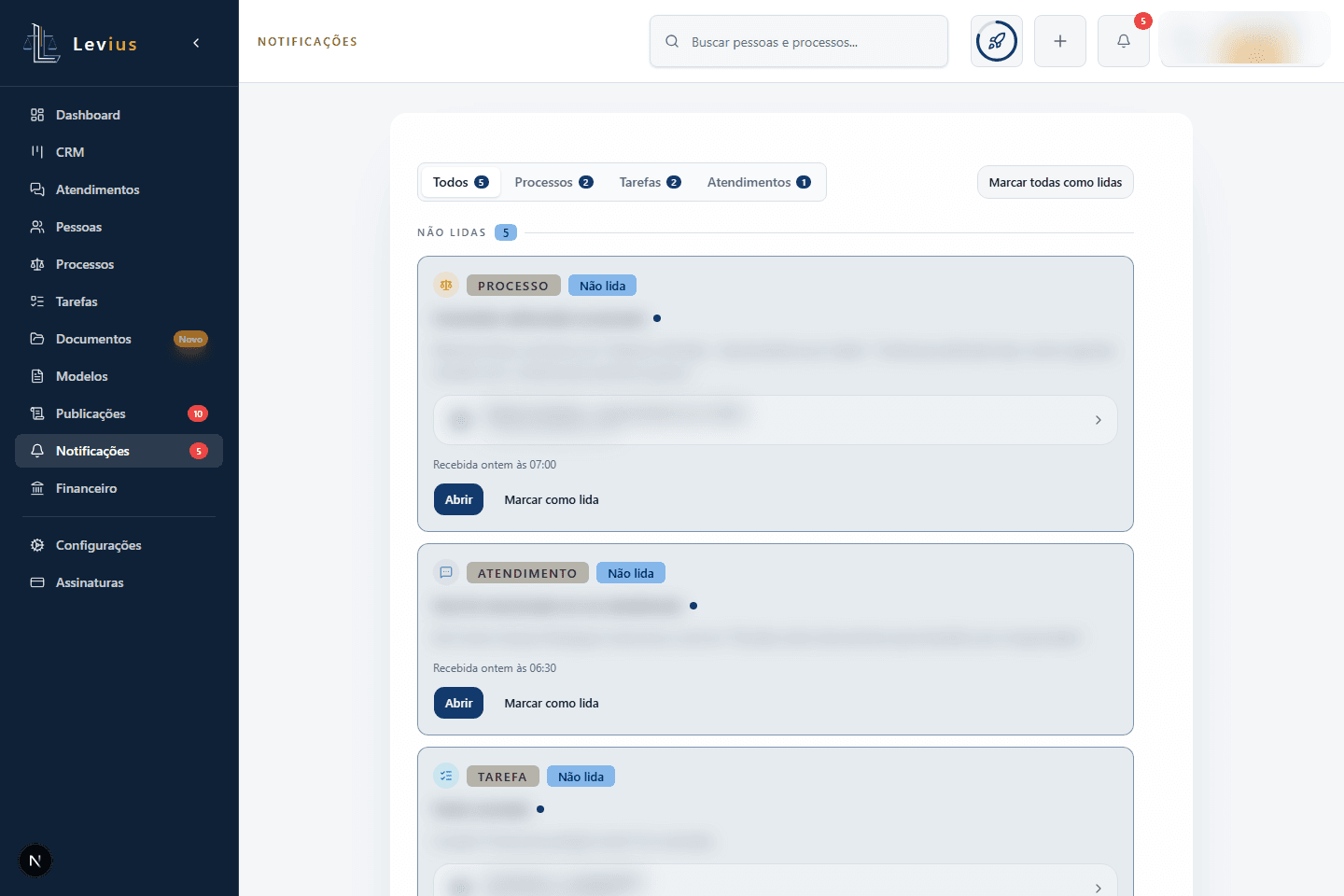 Central de notificações do Levius com conteúdo pessoal borrado e controles de filtro, abertura e leitura visíveis.
