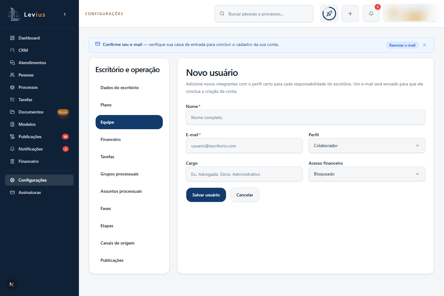 Formulário Novo usuário com nome e e-mail borrados.